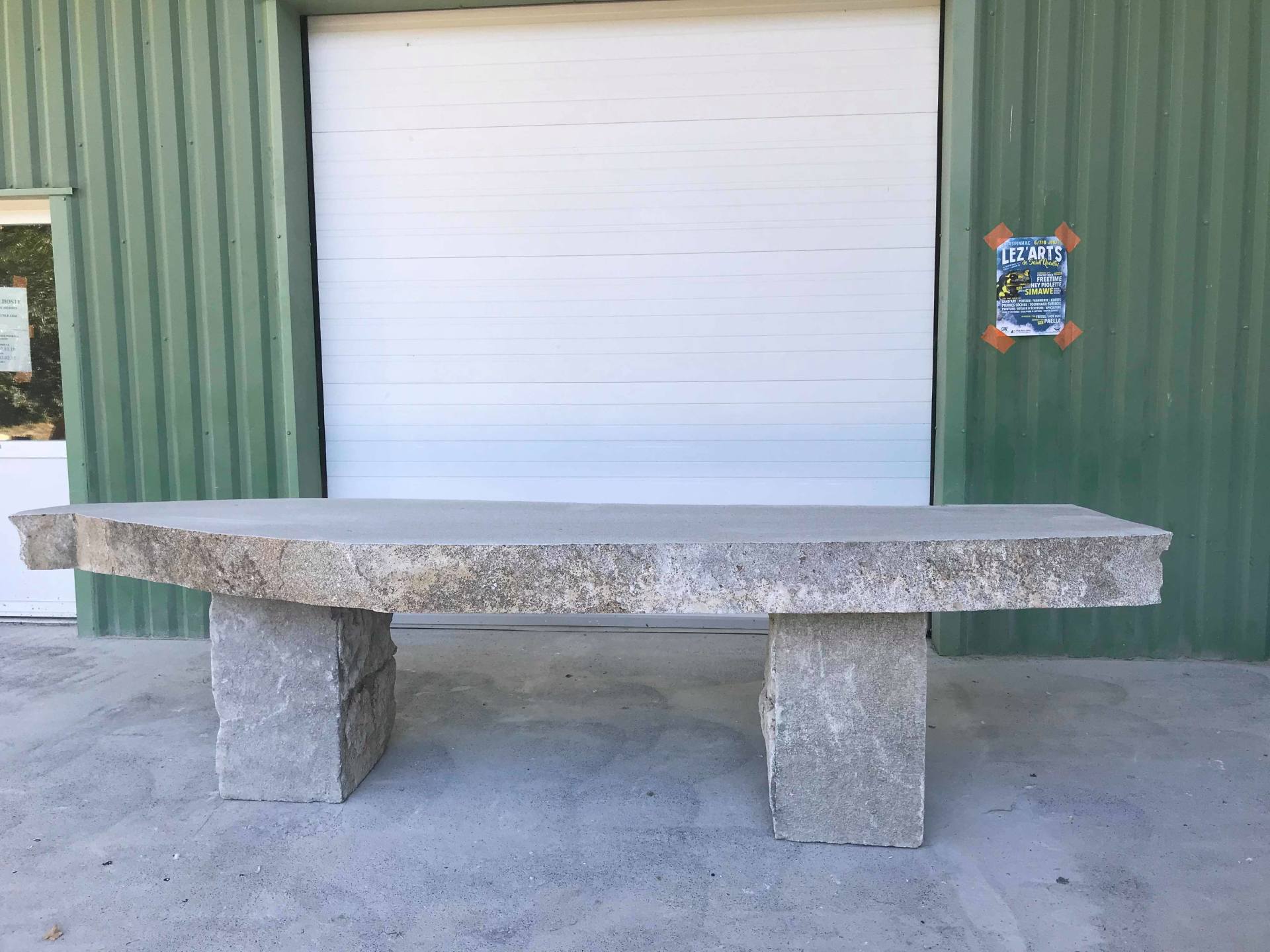 Table rustique en granit gris