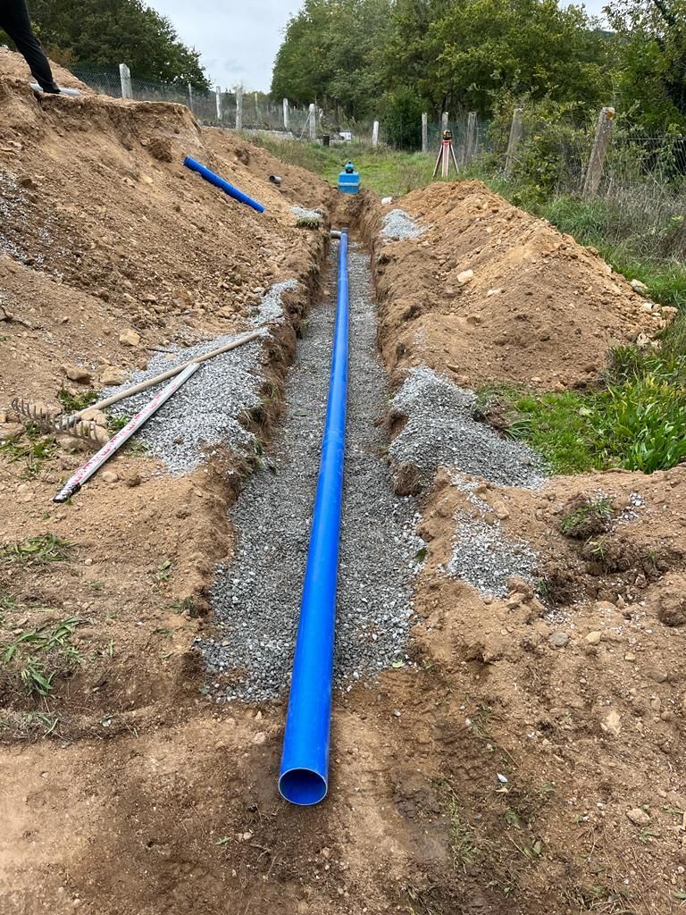 En sortie de fillière compacte, réalisation d'une tranchée de dispersion qui favorisera les infiltrations des eaux traitées dans le terrain naturel