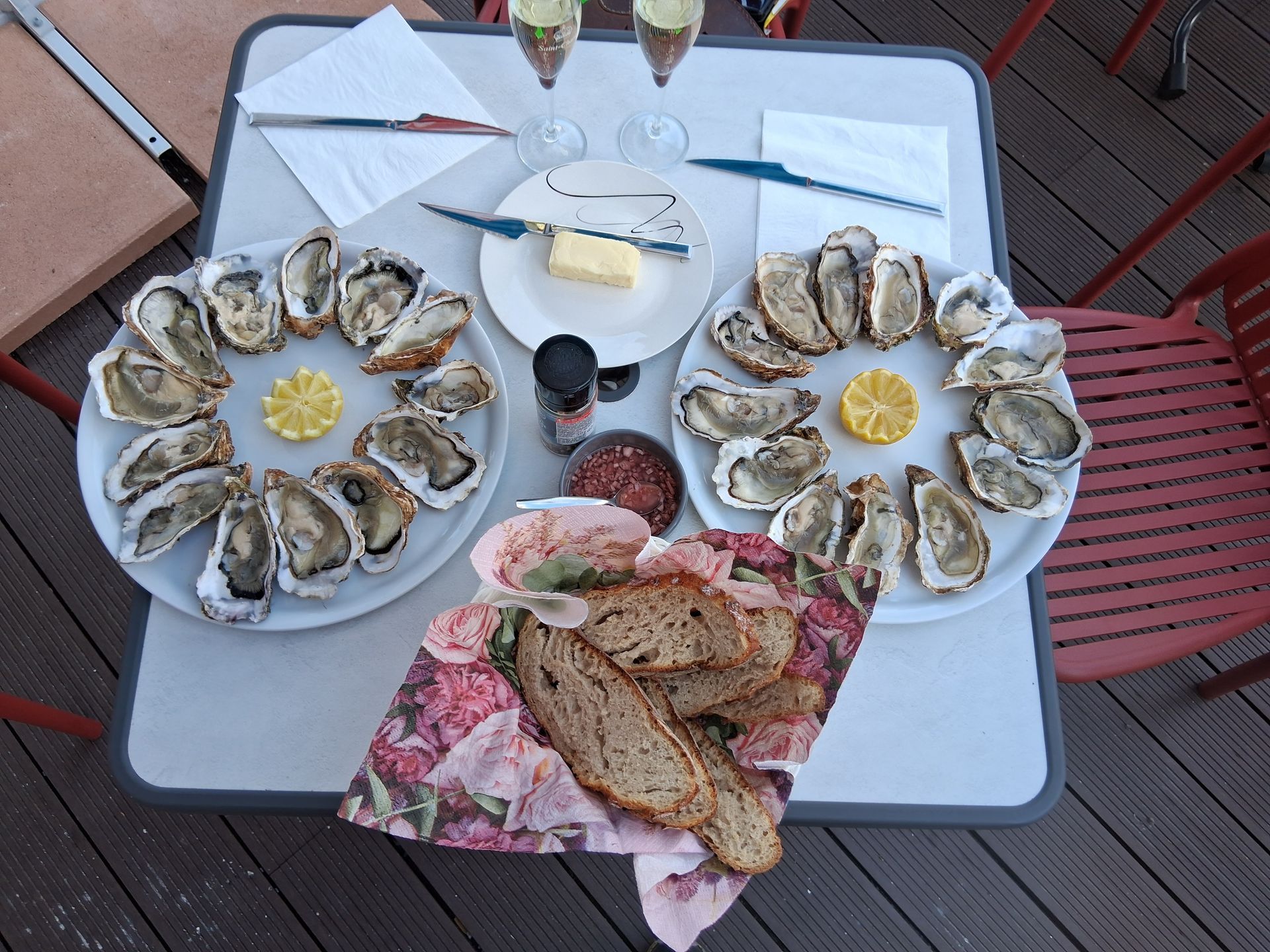 Deux assiette d'huitres avec accompagnement