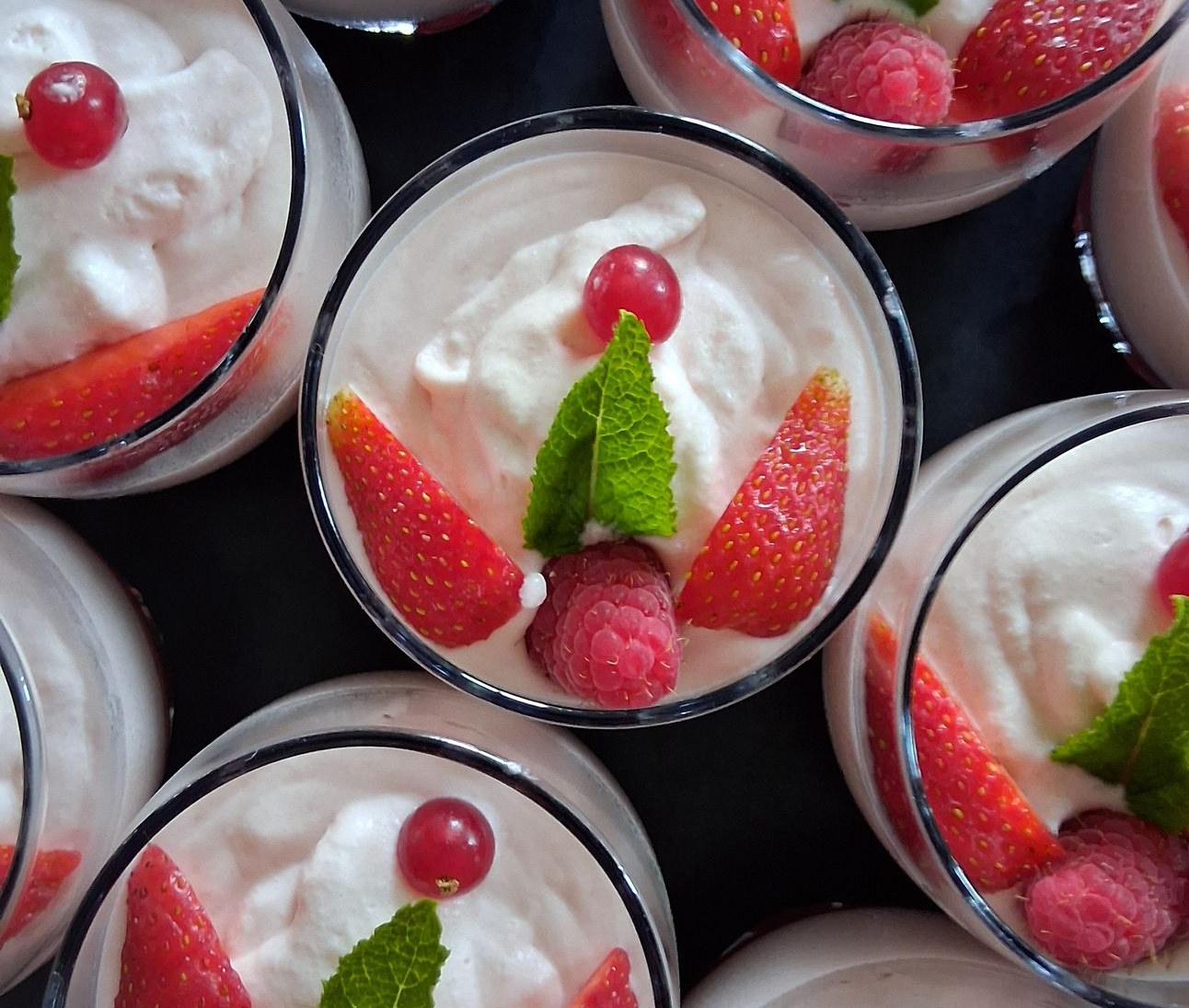 Des verrines fraise et framboise