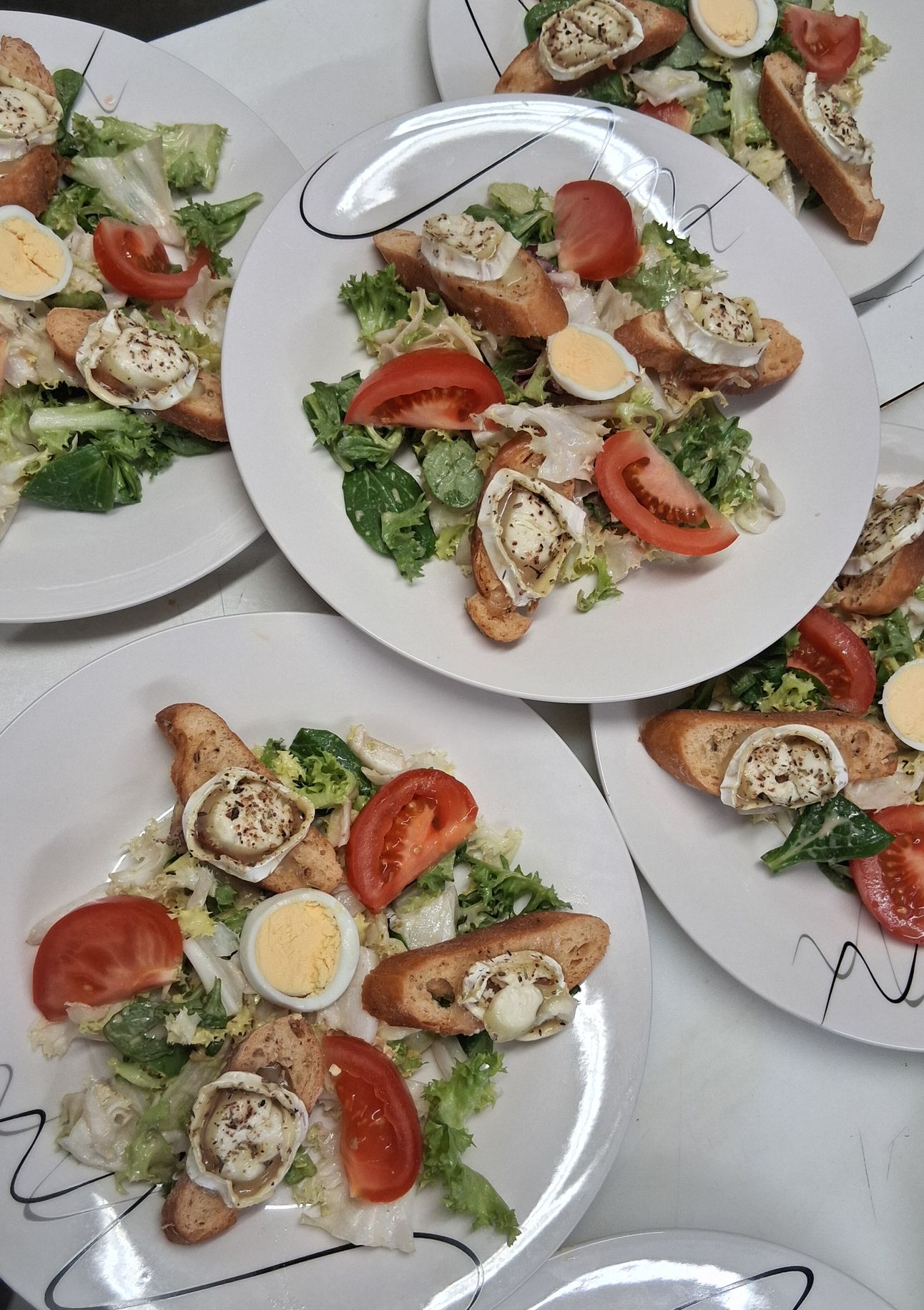 Des assiettes de salades composées