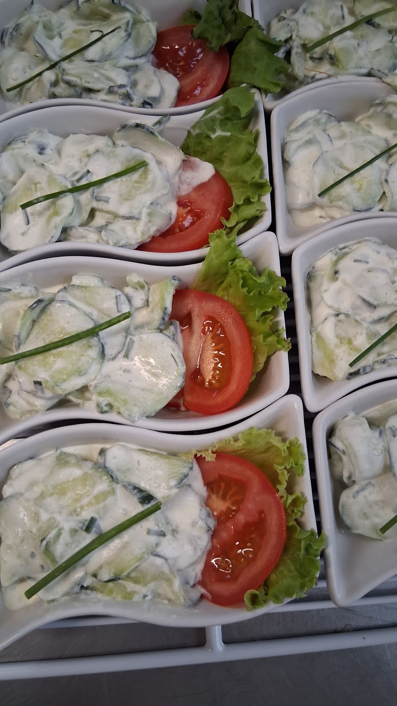 Des concombres avec tomates