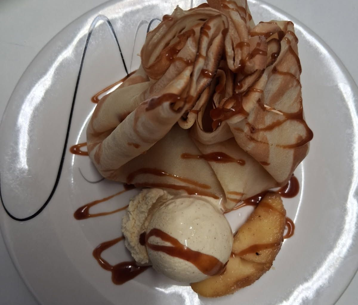 Une assiette de crêpes et glace vanille