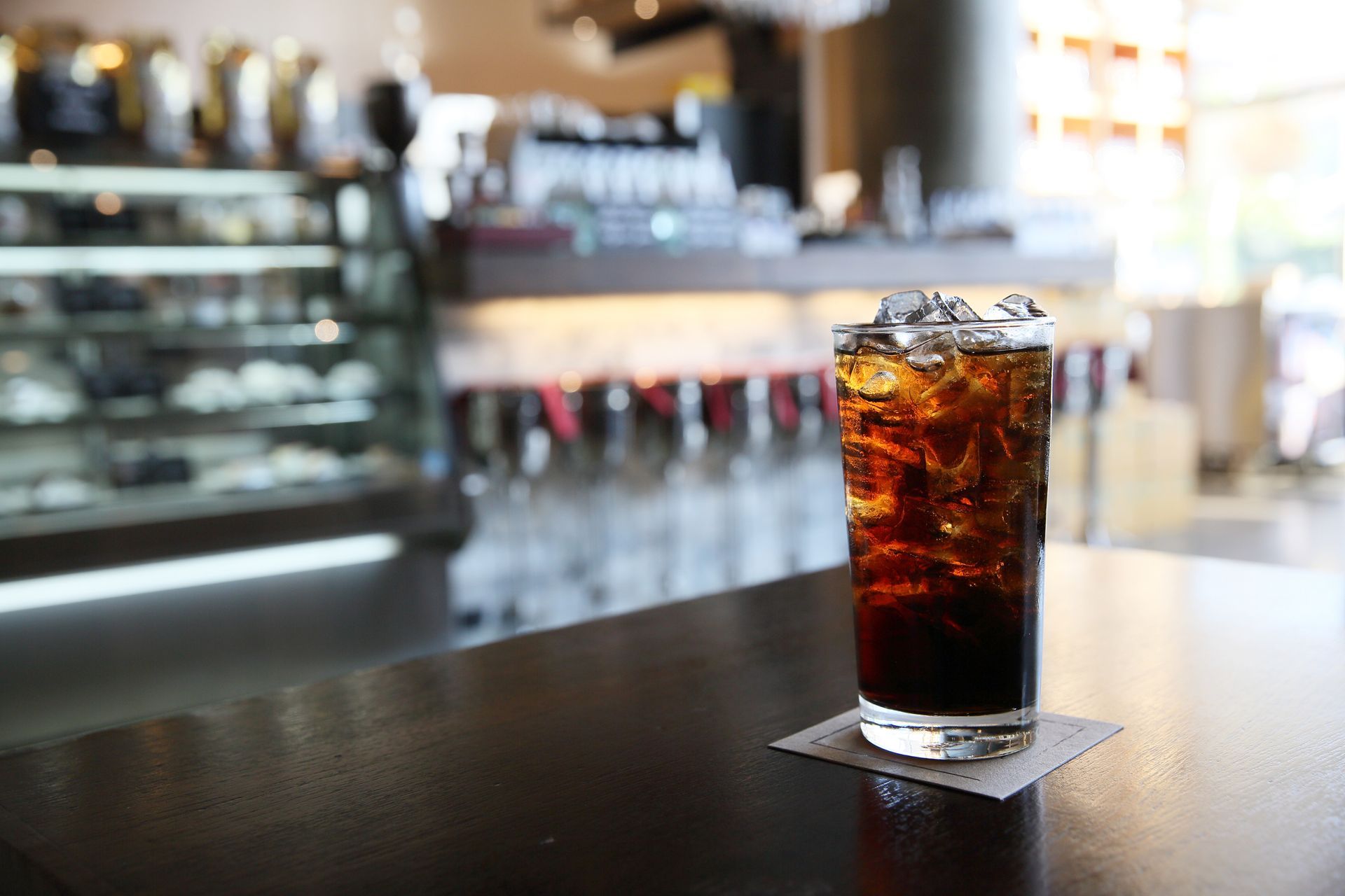 Un verre de Coca-Cola sur un bar