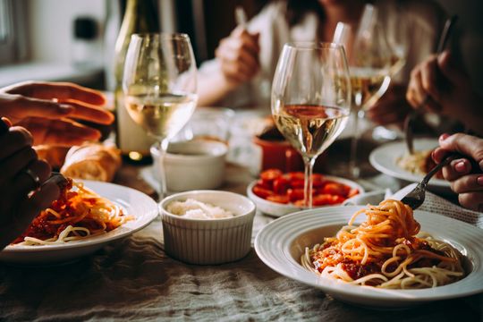 Des plats sur une table de restaurant