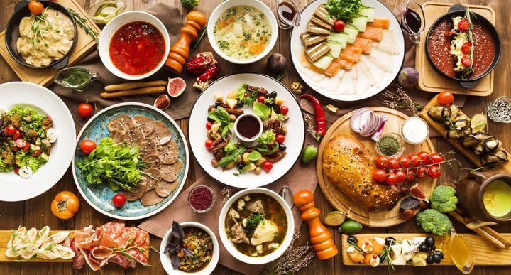 Une table pleine de plats