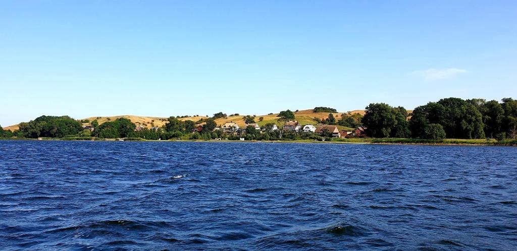 Insel Landhäuser Rügen am Bodden in Gager mit Blick auf das UNESCO-Biosphärenreservat Südost-Rügen