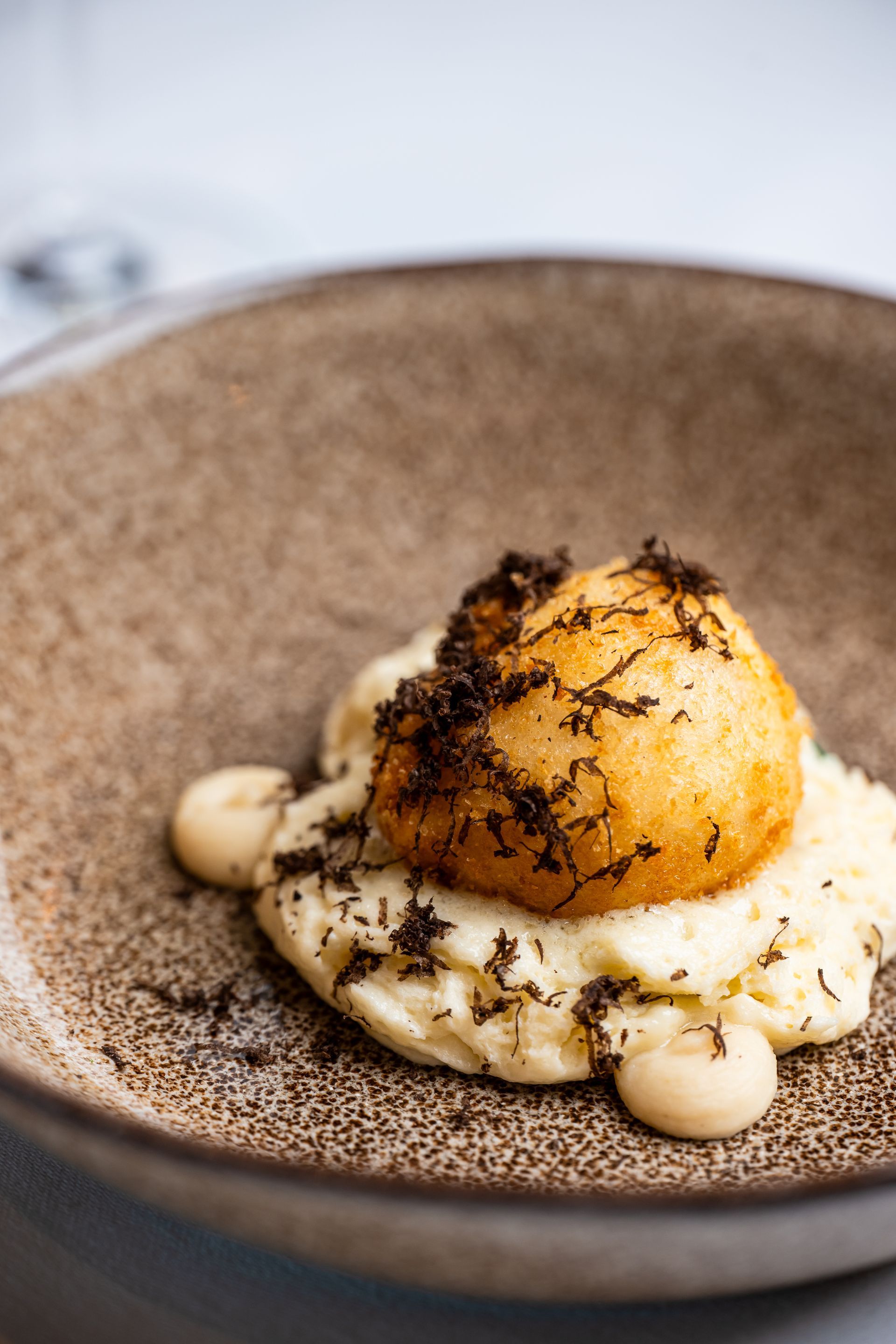 Een close-up van een bord met eten op een tafel.