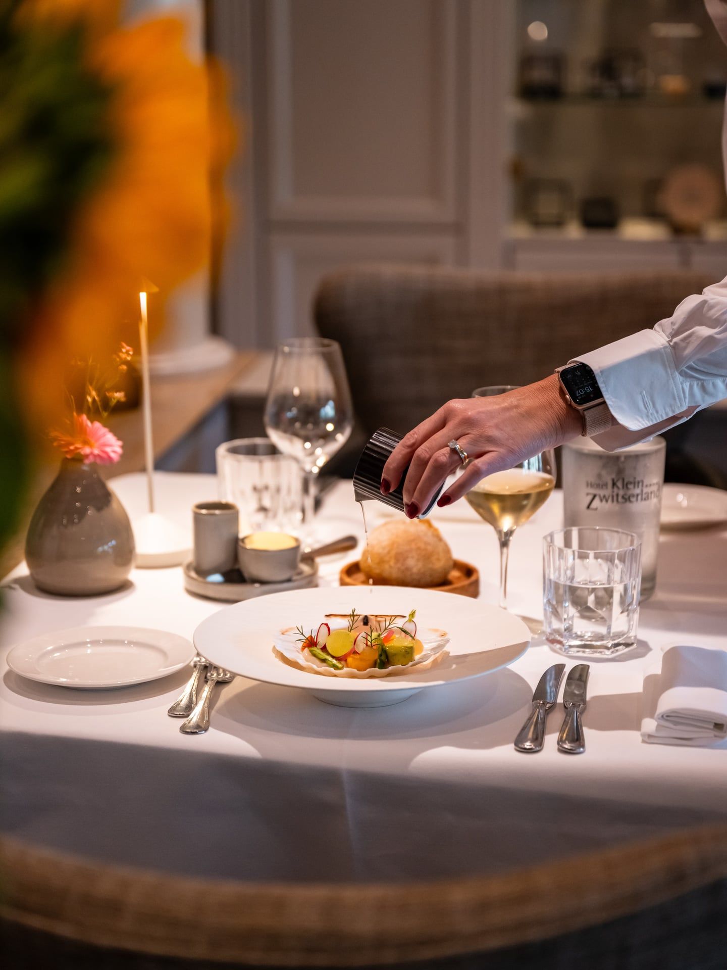 Een close-up van een bord met eten op een tafel.