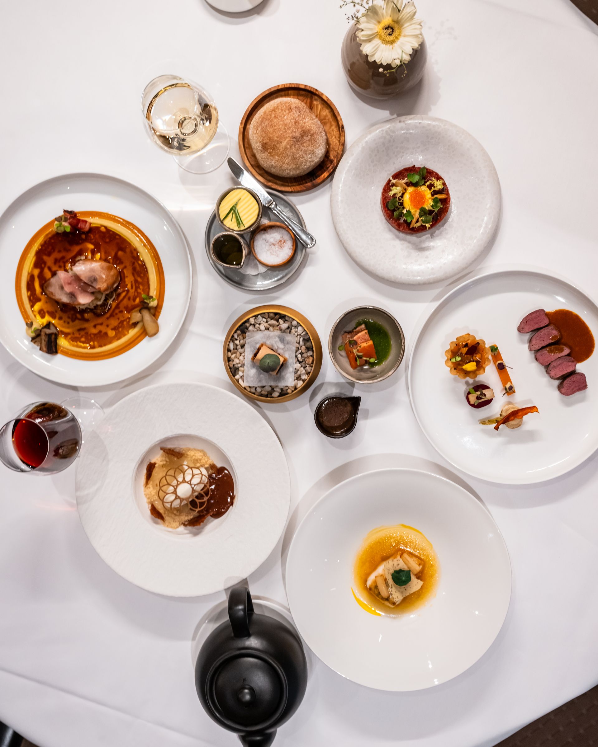 Op een houten tafel staan drie borden met eten.