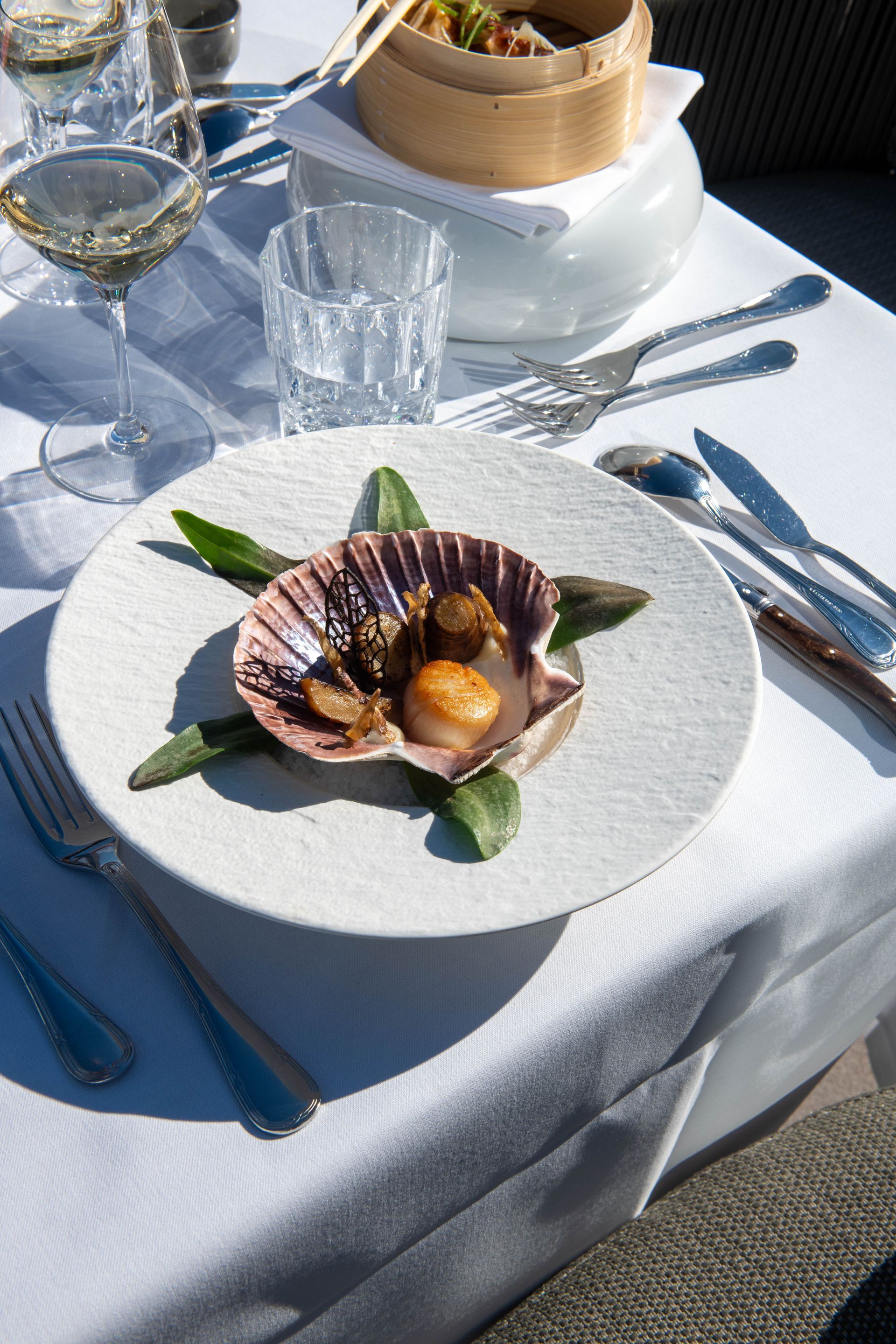 Er staat een bord met eten op tafel, met bestek.