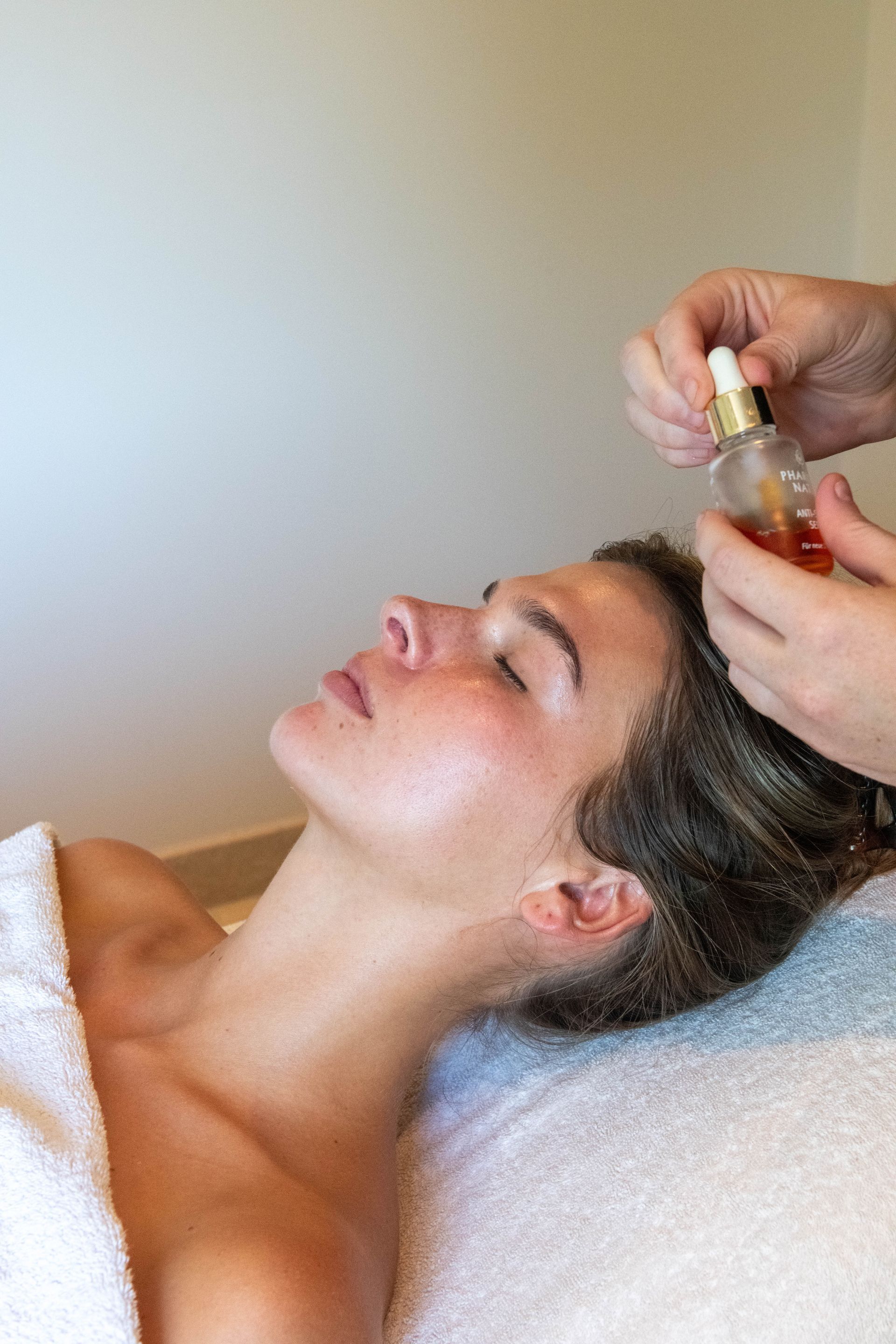 Een vrouw krijgt een gezichtsbehandeling in een spa.