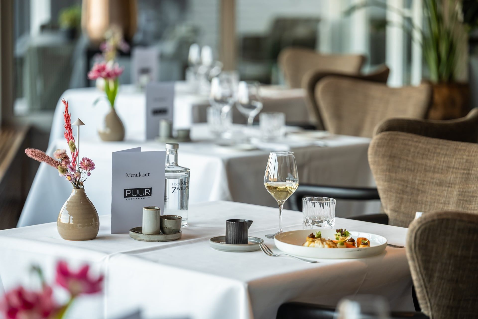 Op een houten tafel staan ​​drie borden met eten.