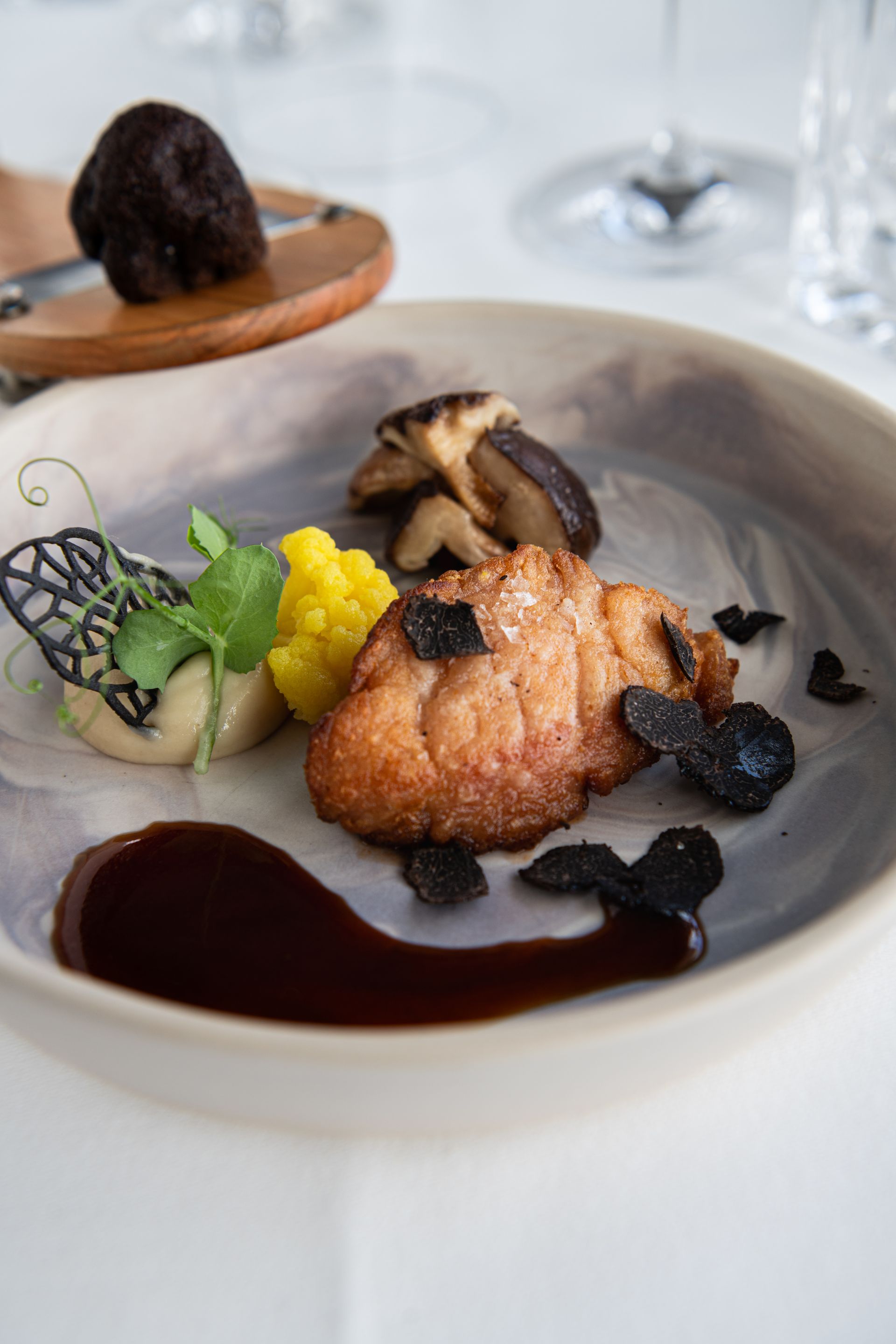 Een close-up van een bord met eten op een tafel.