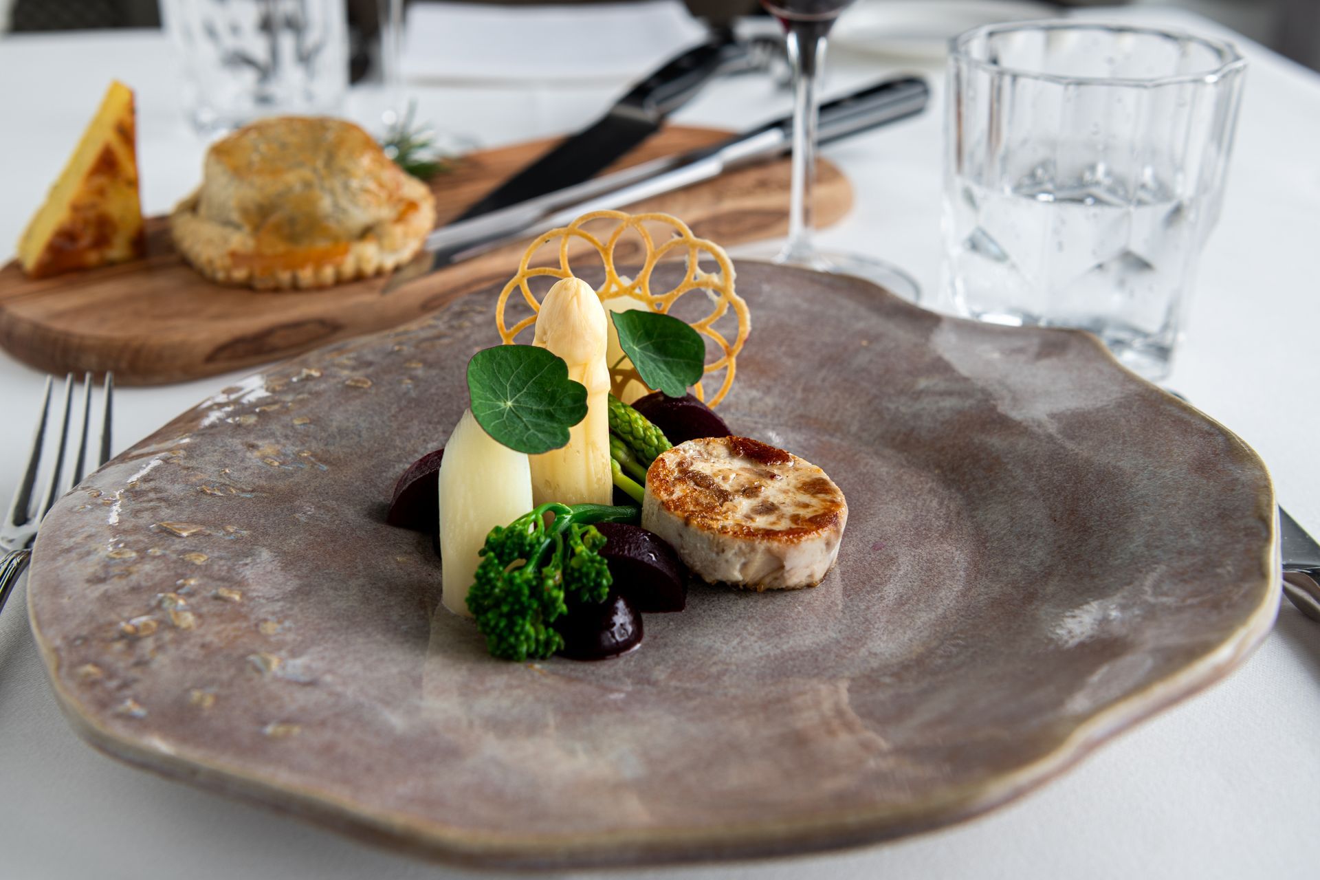 Een close-up van een bord met eten op een tafel.