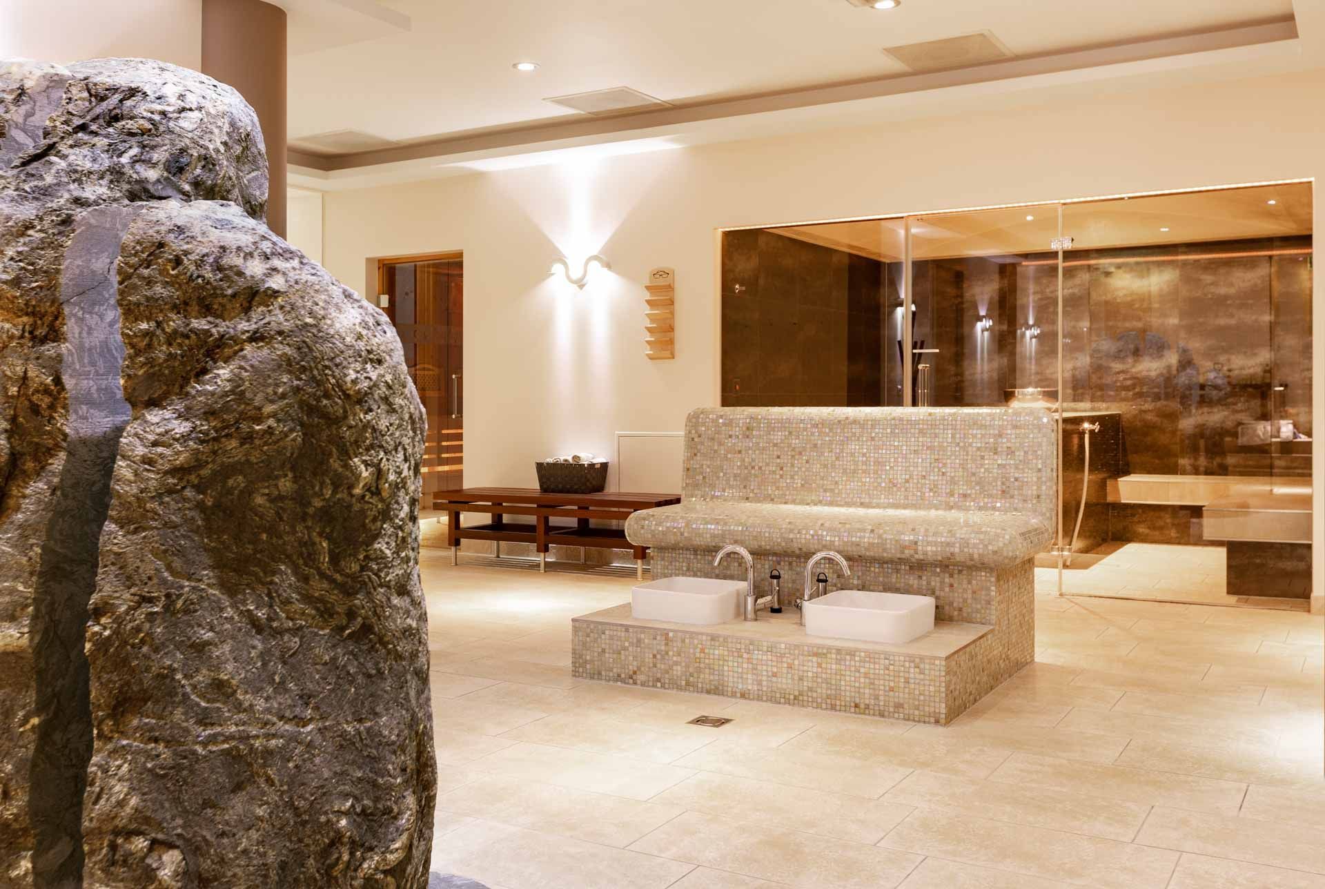 Er ligt een grote rots in het midden van de kamer.