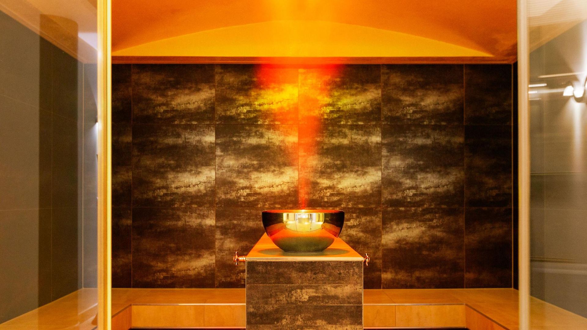 Een kamer met daarin een stoel en een standbeeld