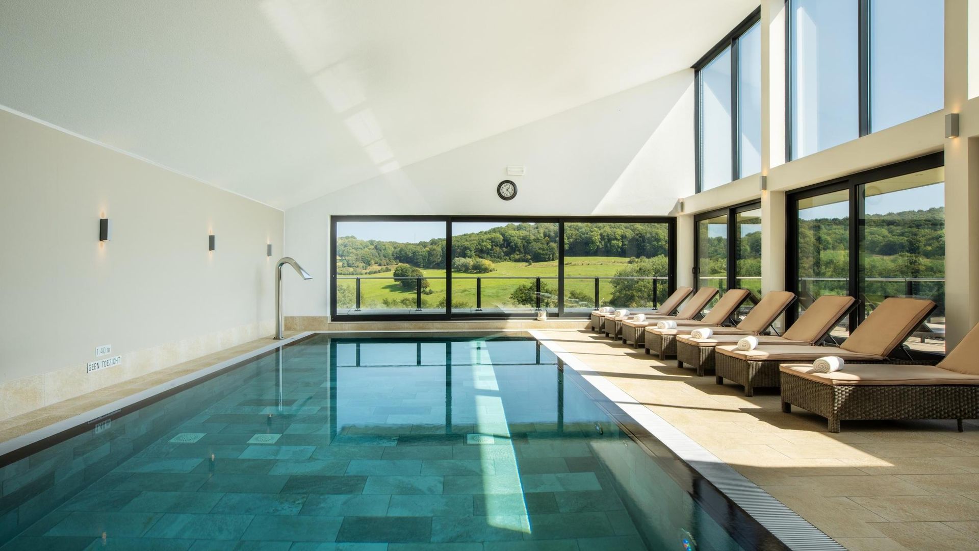 Es gibt einen großen Innenpool mit vielen Fenstern.