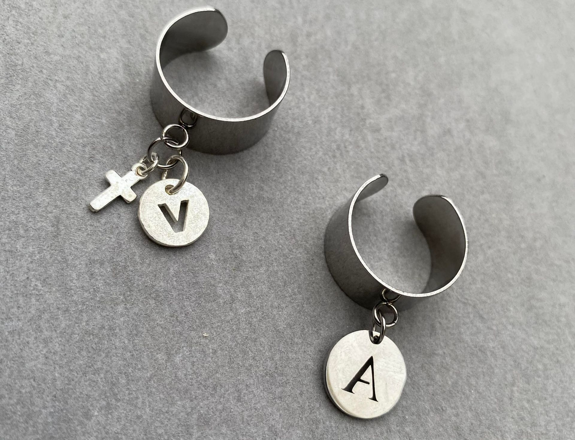 Photo bague élégante, bague personnalisée en acier inoxydable et ajustable