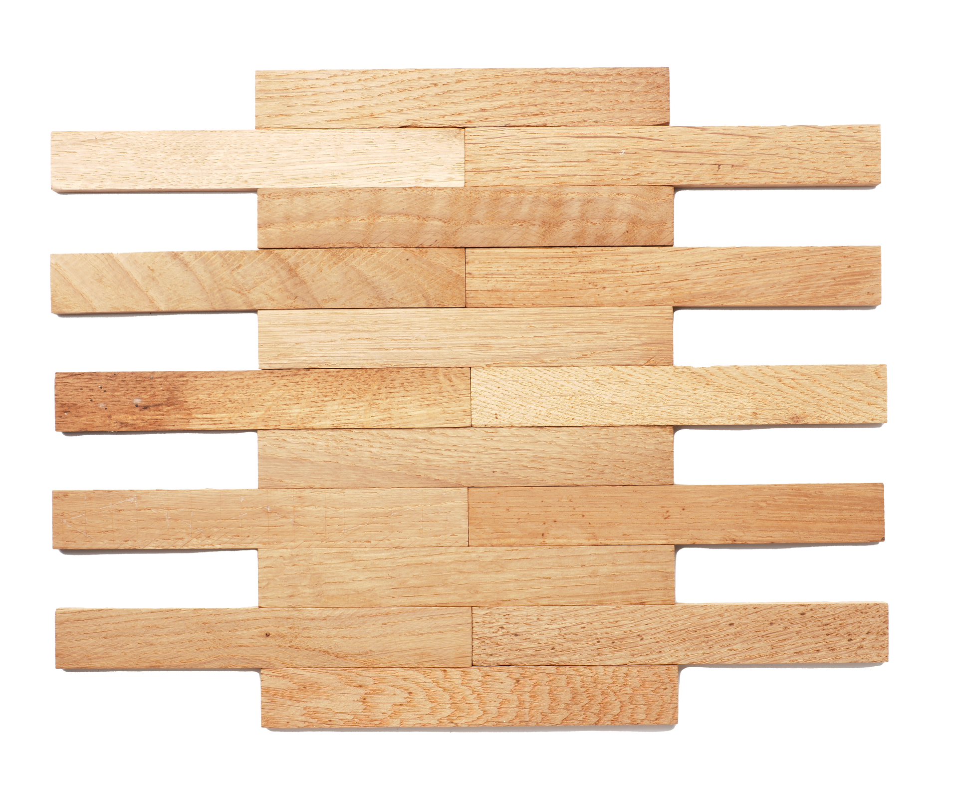 Planches de bois clair empilées et disposées.