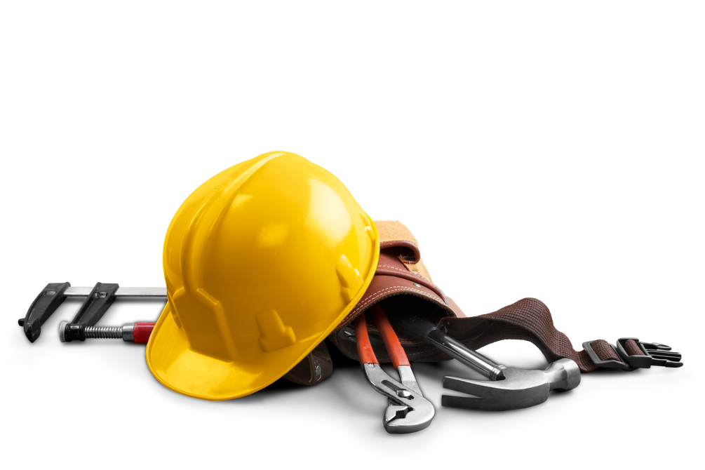Casque de chantier jaune avec outils de construction, clé et gants.