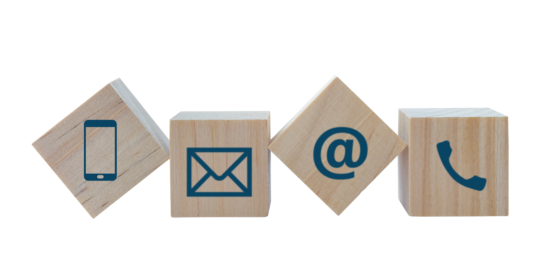 Quatre blocs de bois avec des icônes bleues représentant les méthodes de contact suivantes : mobile, email, @ et téléphone.