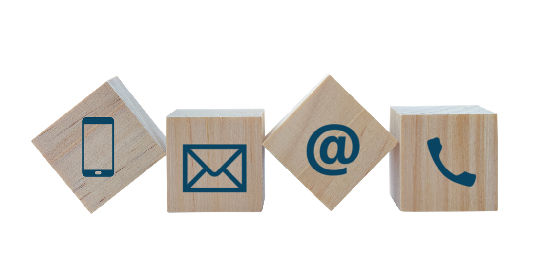 Quatre blocs de bois avec des icônes bleues représentant les méthodes de contact suivantes : mobile, email, @ et téléphone.