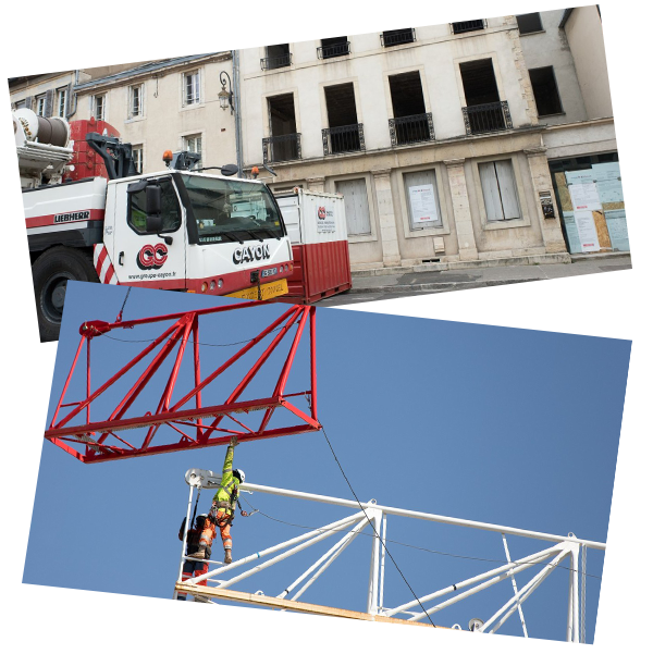 Grue soulevant une grande structure rouge et blanche avec un ouvrier à bord ; bâtiment en arrière-plan.