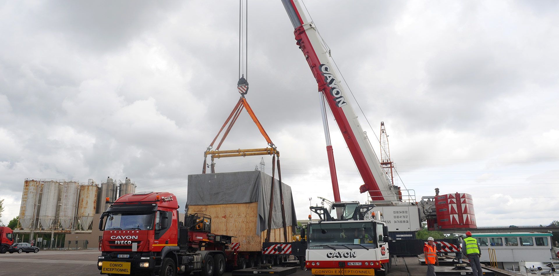 Chargement d'un camion à l'aide d'une grue estampillée Cayon.