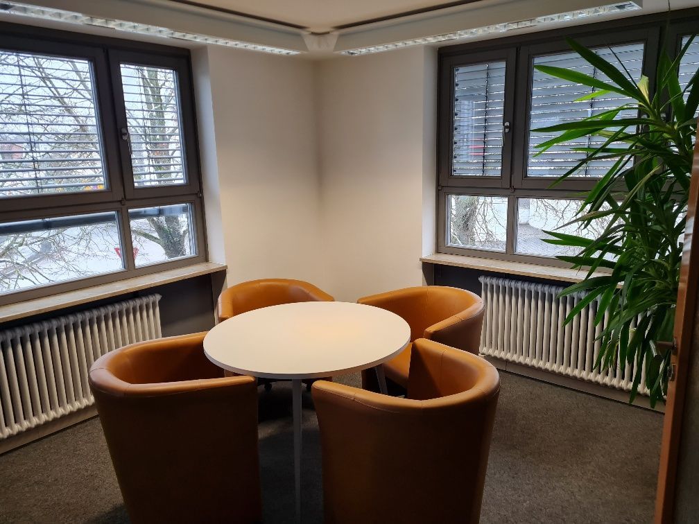 Sitzecke mit Tisch in der Steuerberaterkanzlei von Peter Pollack