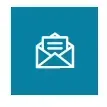 Un sobre con una carta dentro sobre un fondo azul.