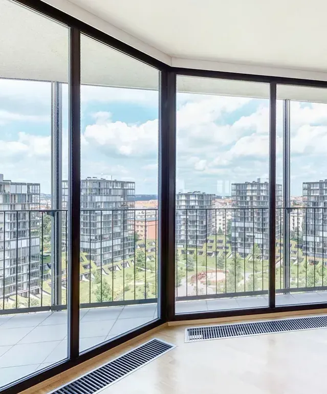 Un apartamento vacío con balcón y muchas ventanas.