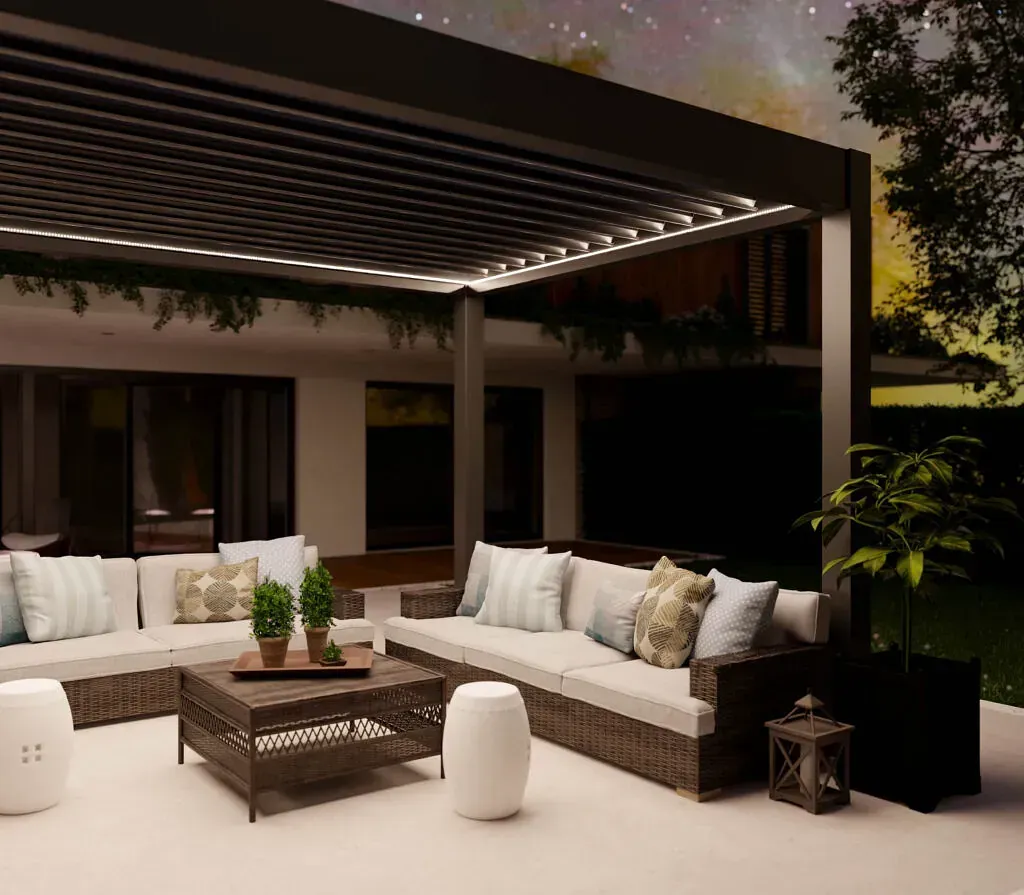 Un patio con pérgola, sofá, mesa de café y plantas en macetas.