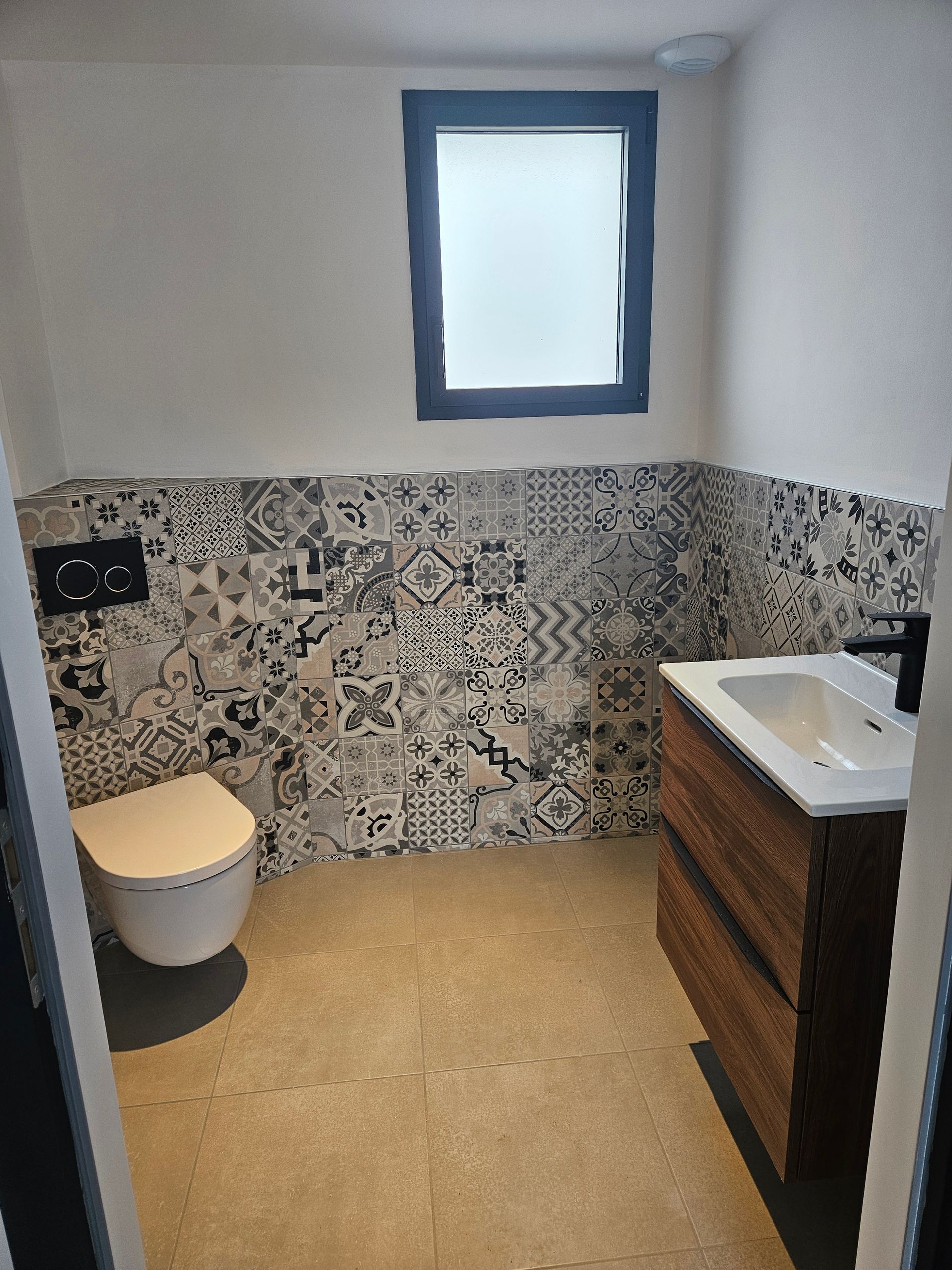 Photo de sanitaires rénovés : WC, lavabo, robinet