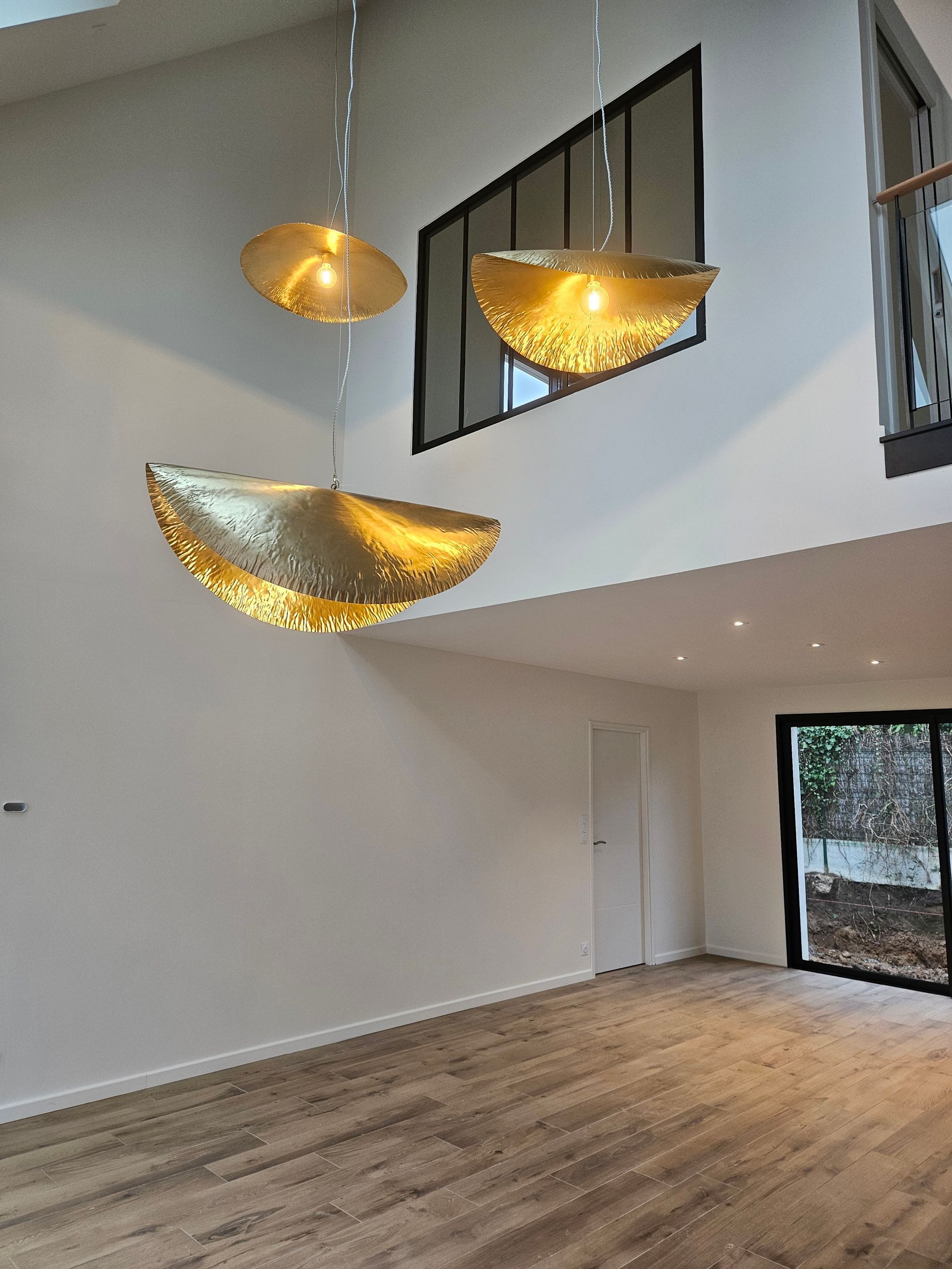 Photo de grands luminaires suspendus