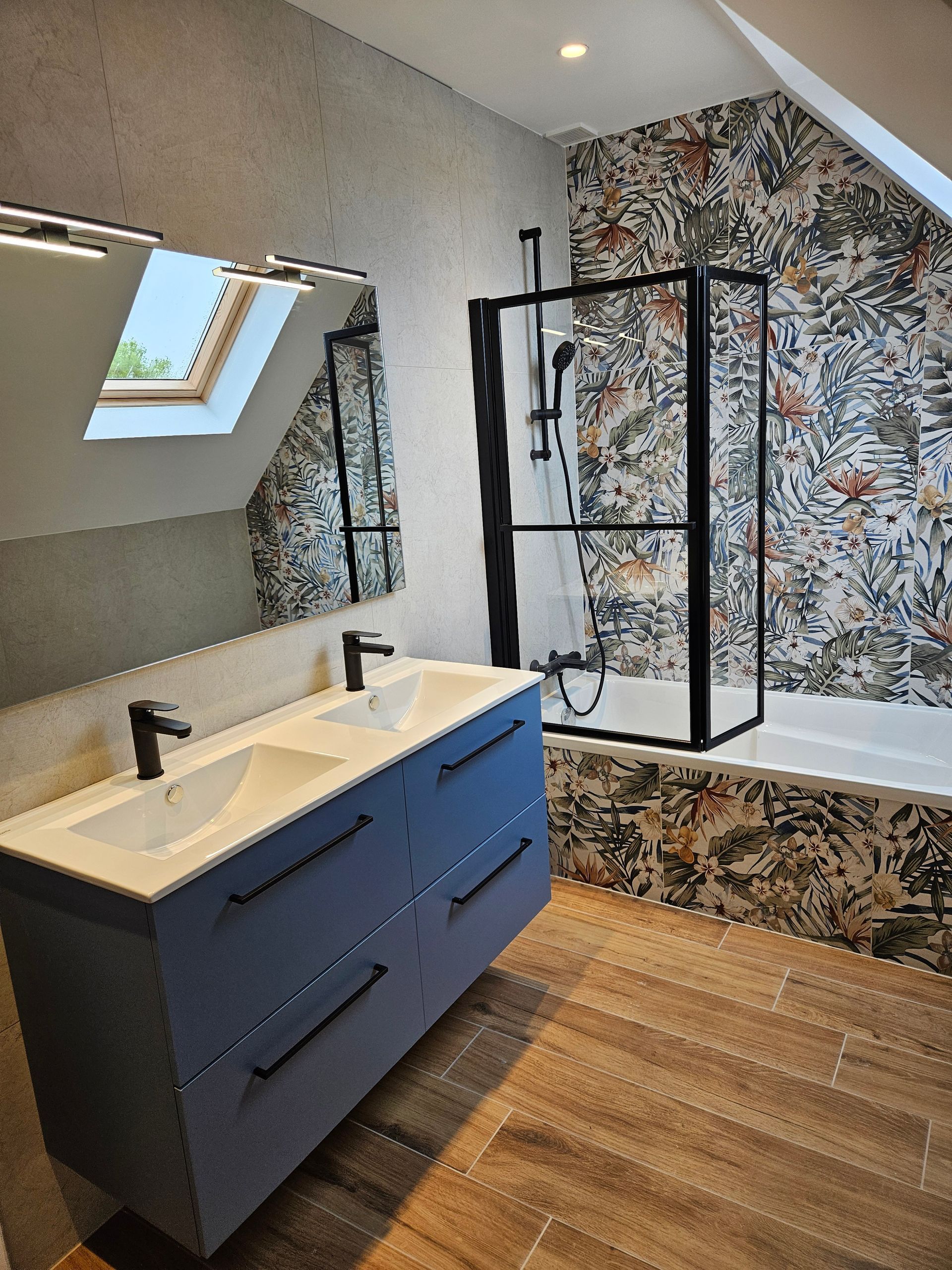 Photo d'une salle de bains rénovée