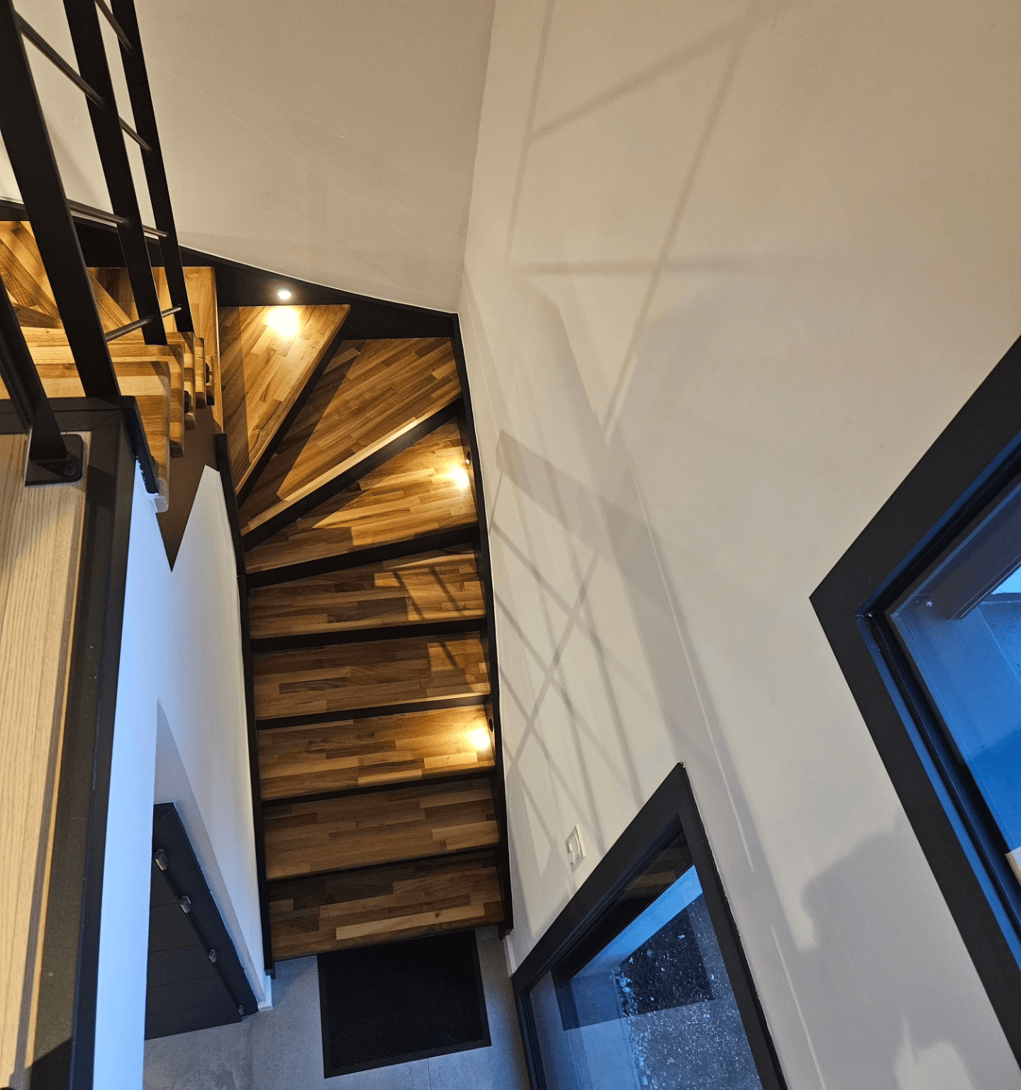 Photo d'un escalier éclairé