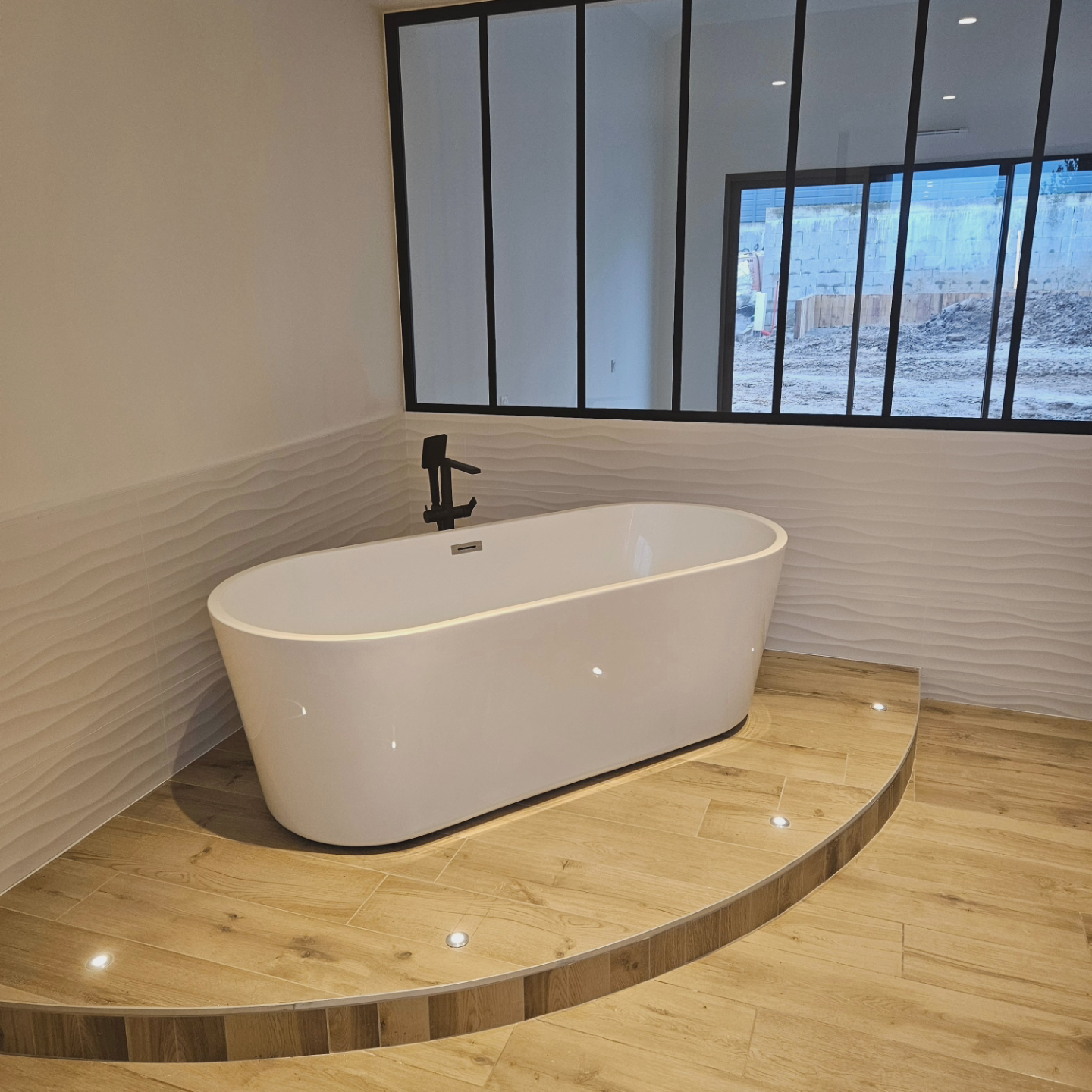 Photo d'une baignoire en îlot sur une estrade