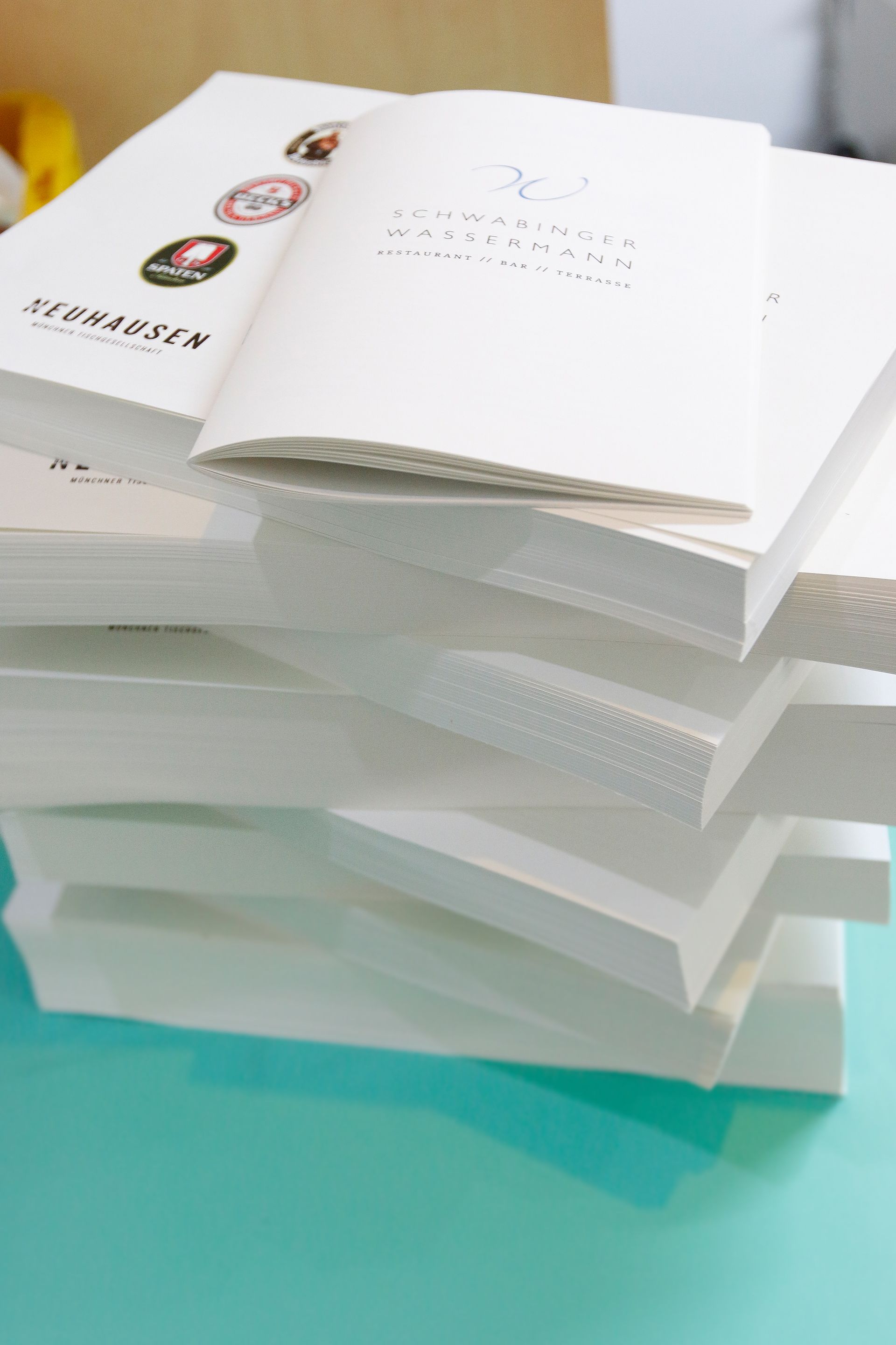 Ein Stapel Bücher auf einem Tisch, auf einem davon steht das Wort Sebastian