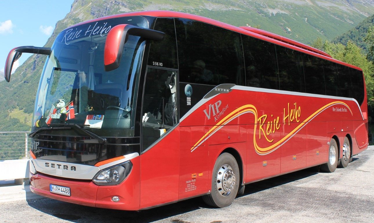 Roter Reisebus von Reise-Heiko Omnibusbetrieb