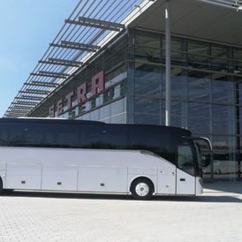 weißer Bus vor SETRA-Gebäude