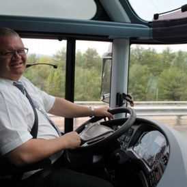 Heiko Reiß am Steuer eines Busses