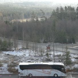 Bus auf einer Straße in einem verschneiten Wald