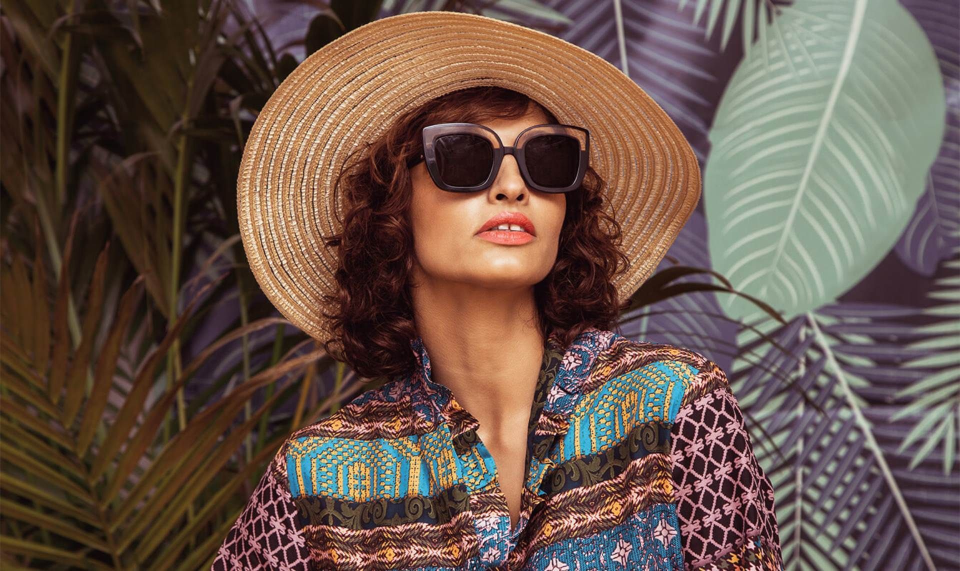 Frau mit Sonnenbrille und Hut