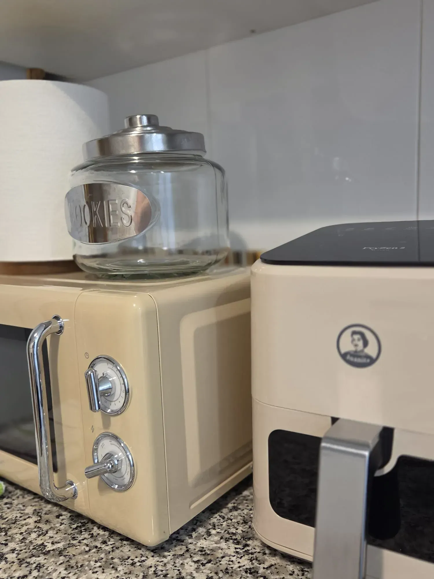 Dos electrodomésticos de sobremesa sobre la encimera de la cocina