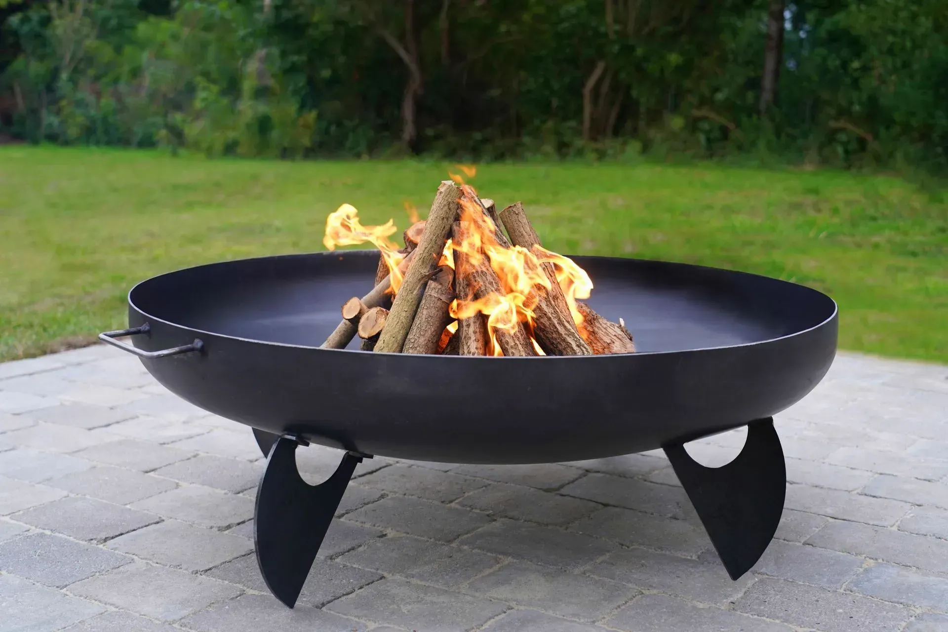 Présentation d'un brasero sur une terrasse.