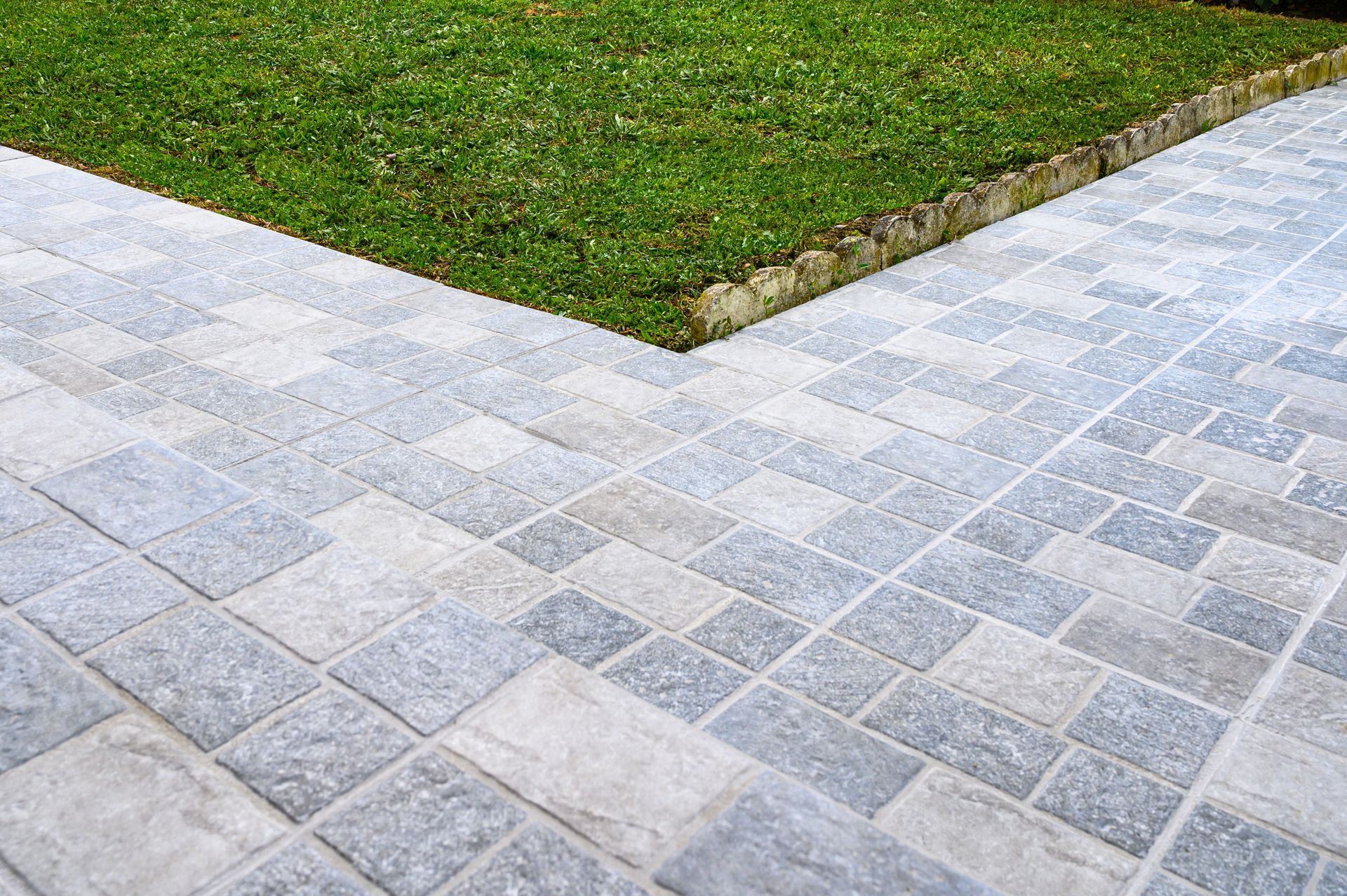 Allée extérieure en pavés gris