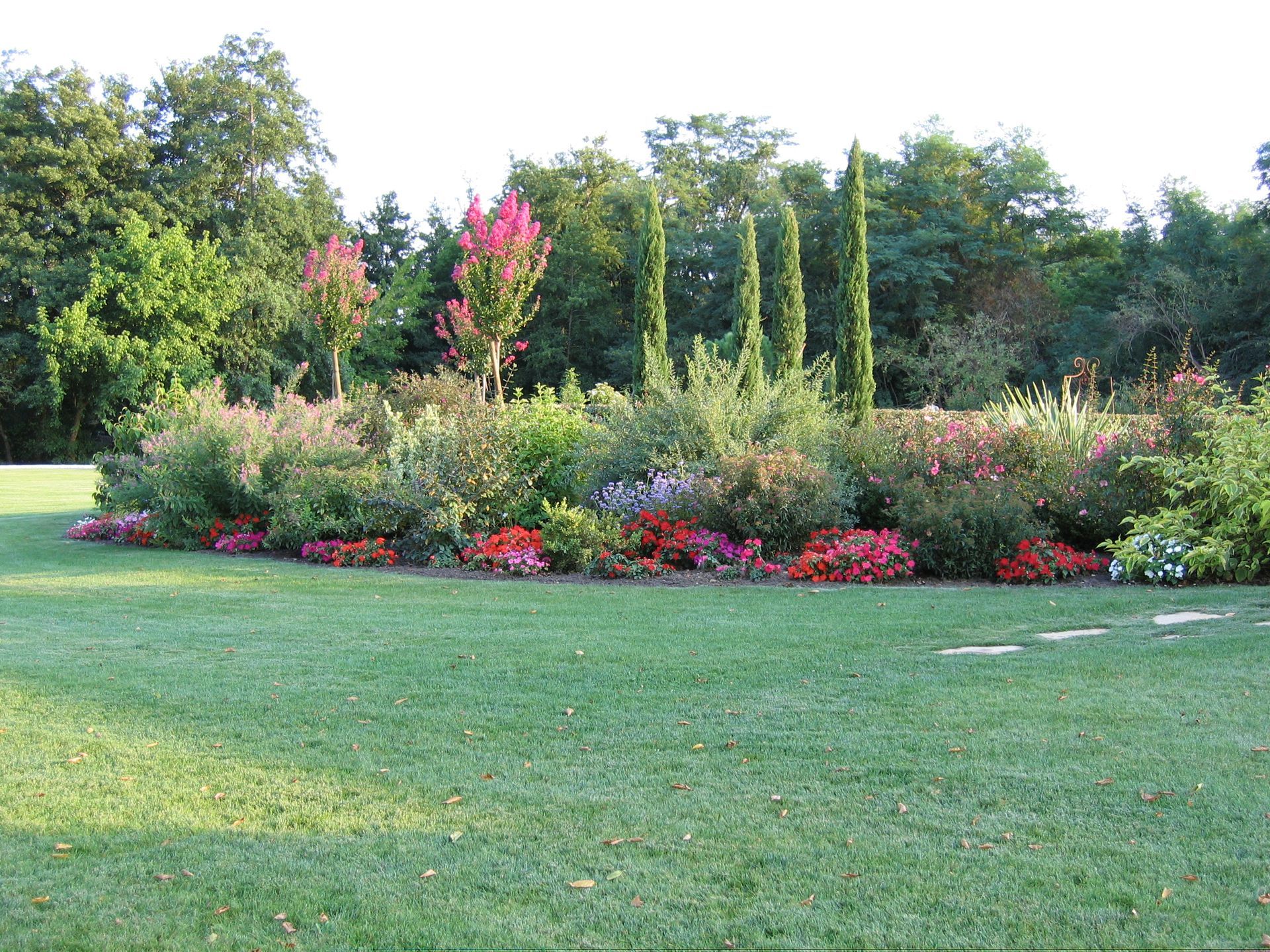 Photo d'un massif fleuri dans un parc