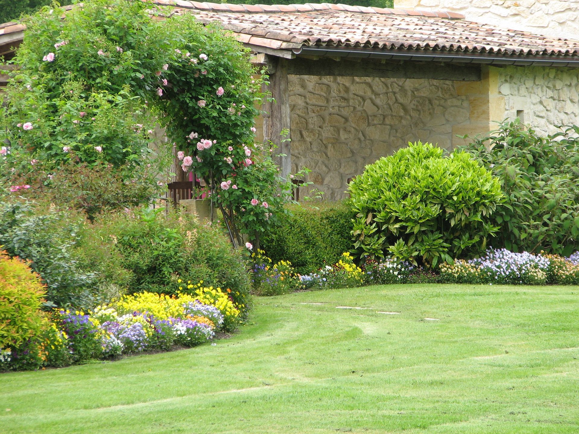 Photo d'une création de jardin et de l'engazonnement