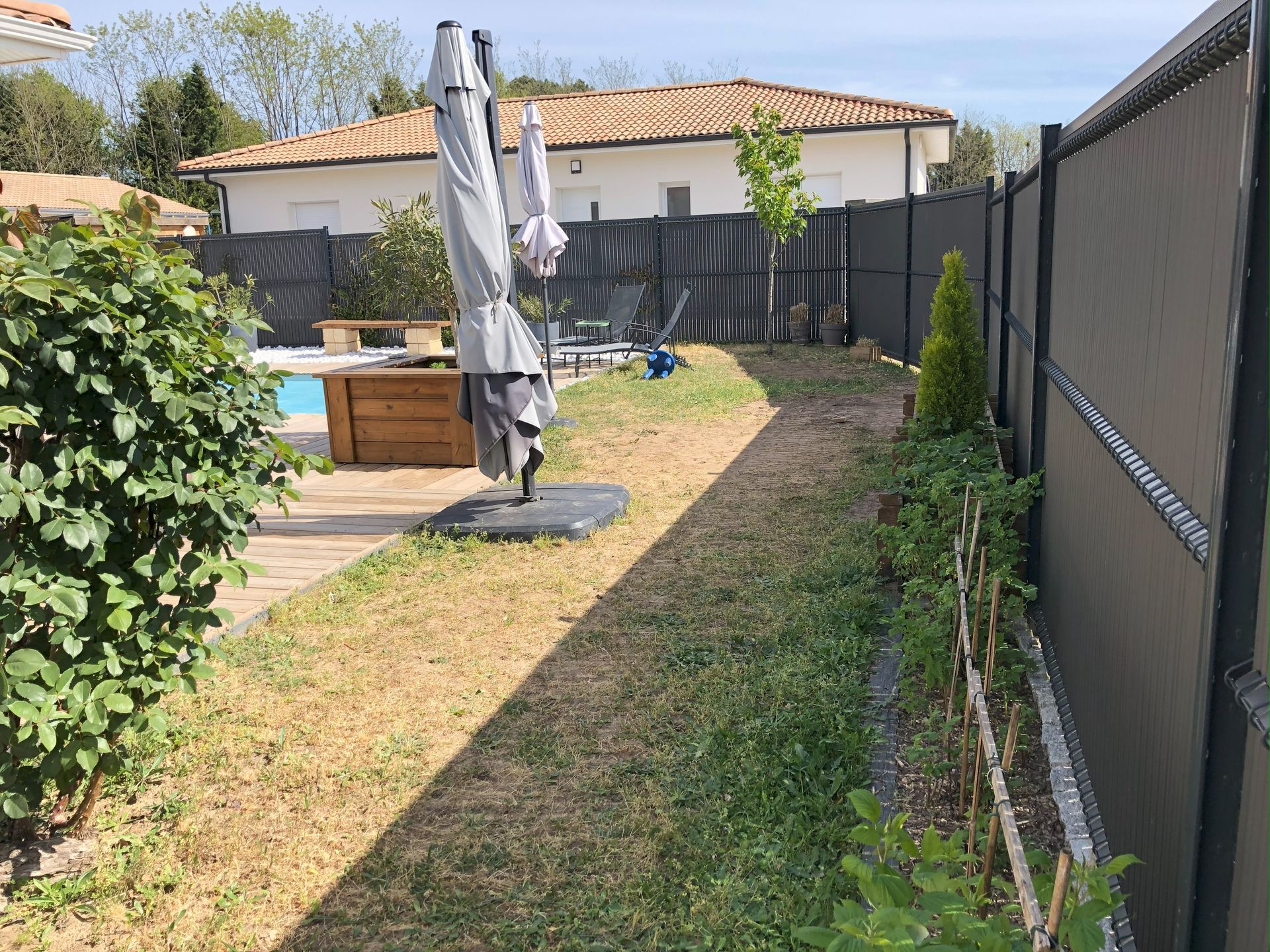 Photo d'une terrasse en bois et sa clotûre
